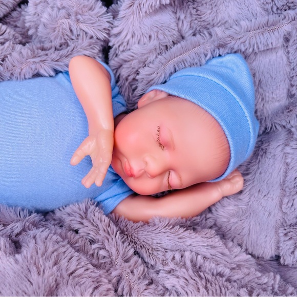 Nwot Mini reborn style doll baby vinyl limbs and cloth body with accessories - Picture 9 of 10